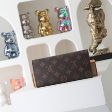 【顶级品质】 M60697 玫红 功能实用且设计华美的 Emilie 钱夹采用柔软的 Monogram 帆布制成 衬以颜 【顶级品质】 M60697 玫红 功能实用且设计华美的 Emilie 钱夹采用柔软的 Monogram 帆布制成 衬以颜