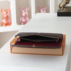 【顶级品质】 M60697 玫红 功能实用且设计华美的 Emilie 钱夹采用柔软的 Monogram 帆布制成 衬以颜 【顶级品质】 M60697 玫红 功能实用且设计华美的 Emilie 钱夹采用柔软的 Monogram 帆布制成 衬以颜
