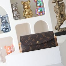 【顶级品质】 M60697 玫红 功能实用且设计华美的 Emilie 钱夹采用柔软的 Monogram 帆布制成 衬以颜 【顶级品质】 M60697 玫红 功能实用且设计华美的 Emilie 钱夹采用柔软的 Monogram 帆布制成 衬以颜