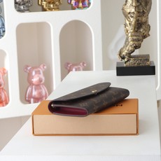 【顶级品质】 M60697 玫红 功能实用且设计华美的 Emilie 钱夹采用柔软的 Monogram 帆布制成 衬以颜 【顶级品质】 M60697 玫红 功能实用且设计华美的 Emilie 钱夹采用柔软的 Monogram 帆布制成 衬以颜