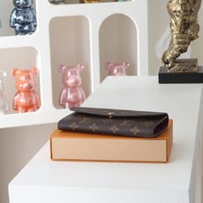 【顶级品质】 M60697 玫红 功能实用且设计华美的 Emilie 钱夹采用柔软的 Monogram 帆布制成 衬以颜 【顶级品质】 M60697 玫红 功能实用且设计华美的 Emilie 钱夹采用柔软的 Monogram 帆布制成 衬以颜