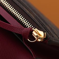 【顶级品质】 M60697 玫红 功能实用且设计华美的 Emilie 钱夹采用柔软的 Monogram 帆布制成 衬以颜 【顶级品质】 M60697 玫红 功能实用且设计华美的 Emilie 钱夹采用柔软的 Monogram 帆布制成 衬以颜
