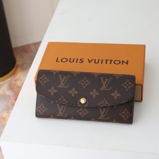 【顶级品质】 M60697 玫红 功能实用且设计华美的 Emilie 钱夹采用柔软的 Monogram 帆布制成 衬以颜 【顶级品质】 M60697 玫红 功能实用且设计华美的 Emilie 钱夹采用柔软的 Monogram 帆布制成 衬以颜