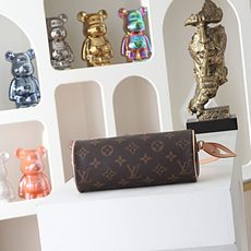 【顶级品质】 M25703 老花 POCHETTE PAPILLON 手袋、翻阅路易威登的典藏档案,探寻 Pochett 【顶级品质】 M25703 老花 POCHETTE PAPILLON 手袋、翻阅路易威登的典藏档案,探寻 Pochett