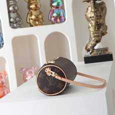【顶级品质】 M25703 老花 POCHETTE PAPILLON 手袋、翻阅路易威登的典藏档案,探寻 Pochett 【顶级品质】 M25703 老花 POCHETTE PAPILLON 手袋、翻阅路易威登的典藏档案,探寻 Pochett