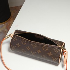 【顶级品质】 M25703 老花 POCHETTE PAPILLON 手袋、翻阅路易威登的典藏档案,探寻 Pochett 【顶级品质】 M25703 老花 POCHETTE PAPILLON 手袋、翻阅路易威登的典藏档案,探寻 Pochett