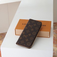 【顶级品质】 M60742 玫红 PClémence 钱夹,尺寸小,容量大,采用标志性的 Damier Azur 帆布制 【顶级品质】 M60742 玫红 PClémence 钱夹,尺寸小,容量大,采用标志性的 Damier Azur 帆布制