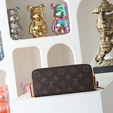 【顶级品质】 M60742 玫红 PClémence 钱夹,尺寸小,容量大,采用标志性的 Damier Azur 帆布制 【顶级品质】 M60742 玫红 PClémence 钱夹,尺寸小,容量大,采用标志性的 Damier Azur 帆布制