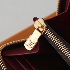 【顶级品质】 M60742 玫红 PClémence 钱夹,尺寸小,容量大,采用标志性的 Damier Azur 帆布制 【顶级品质】 M60742 玫红 PClémence 钱夹,尺寸小,容量大,采用标志性的 Damier Azur 帆布制