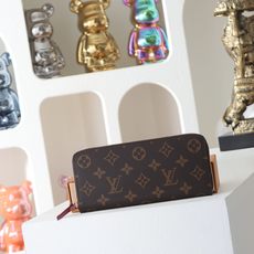 【顶级品质】 M60742 玫红 PClémence 钱夹,尺寸小,容量大,采用标志性的 Damier Azur 帆布制 【顶级品质】 M60742 玫红 PClémence 钱夹,尺寸小,容量大,采用标志性的 Damier Azur 帆布制