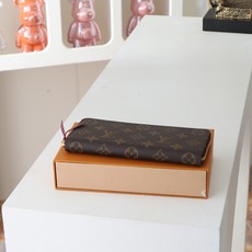 【顶级品质】 M60742 玫红 PClémence 钱夹,尺寸小,容量大,采用标志性的 Damier Azur 帆布制 【顶级品质】 M60742 玫红 PClémence 钱夹,尺寸小,容量大,采用标志性的 Damier Azur 帆布制