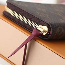 【顶级品质】 M60742 玫红 PClémence 钱夹,尺寸小,容量大,采用标志性的 Damier Azur 帆布制 【顶级品质】 M60742 玫红 PClémence 钱夹,尺寸小,容量大,采用标志性的 Damier Azur 帆布制