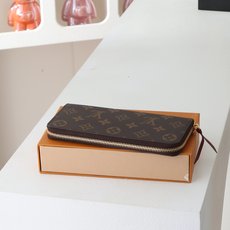 【顶级品质】 M60742 玫红 PClémence 钱夹,尺寸小,容量大,采用标志性的 Damier Azur 帆布制 【顶级品质】 M60742 玫红 PClémence 钱夹,尺寸小,容量大,采用标志性的 Damier Azur 帆布制