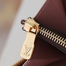 【顶级品质】 M61298 粉色 Clemence 钱夹,小巧紧凑但容量充盈,由精致耐用的Monogram帆布材质制成 【顶级品质】 M61298 粉色 Clemence 钱夹,小巧紧凑但容量充盈,由精致耐用的Monogram帆布材质制成