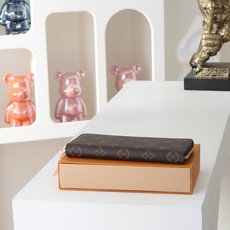 【顶级品质】 M61298 粉色 Clemence 钱夹,小巧紧凑但容量充盈,由精致耐用的Monogram帆布材质制成 【顶级品质】 M61298 粉色 Clemence 钱夹,小巧紧凑但容量充盈,由精致耐用的Monogram帆布材质制成