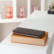 【顶级品质】 M61298 粉色 Clemence 钱夹,小巧紧凑但容量充盈,由精致耐用的Monogram帆布材质制成 【顶级品质】 M61298 粉色 Clemence 钱夹,小巧紧凑但容量充盈,由精致耐用的Monogram帆布材质制成