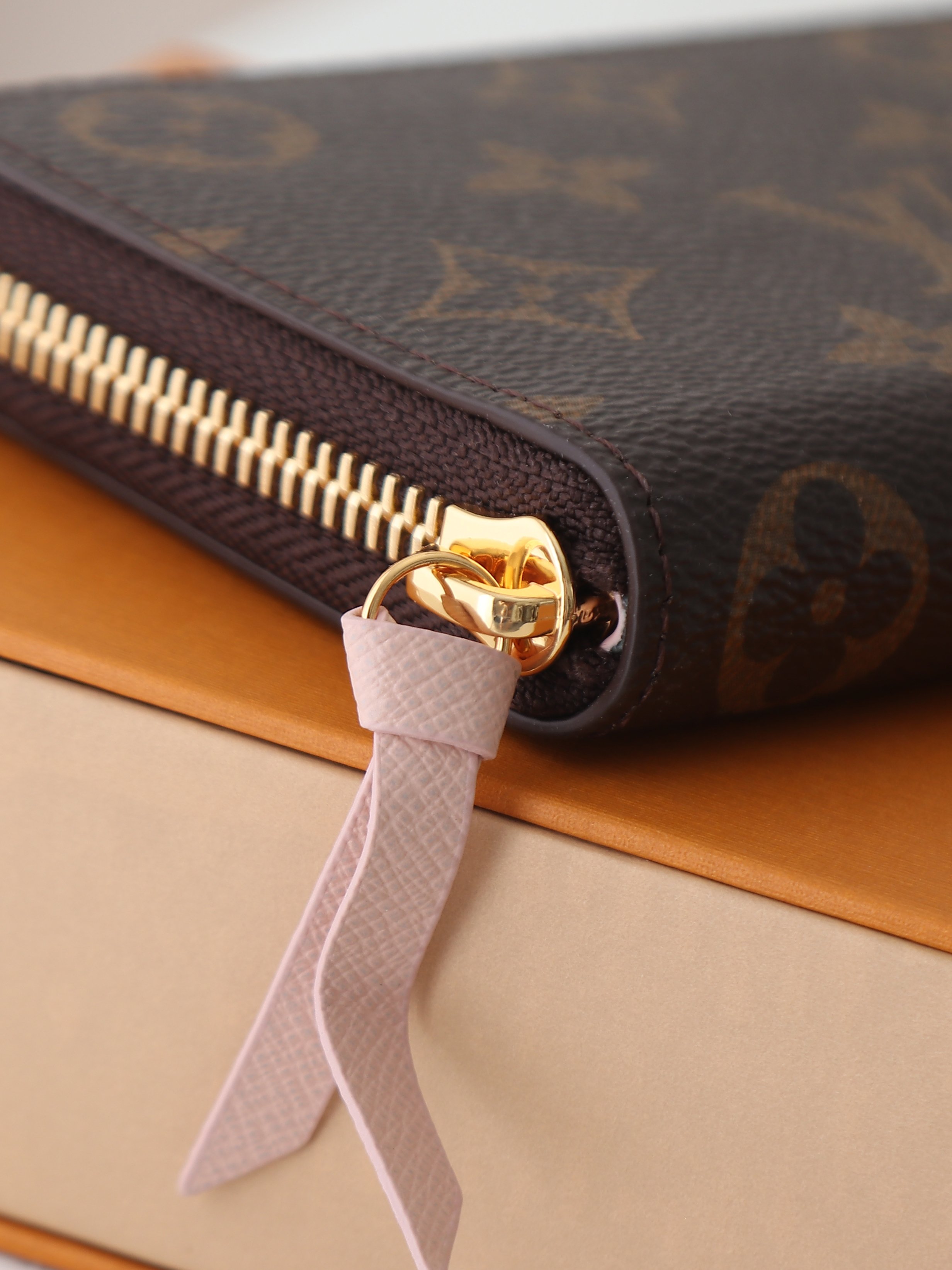 【顶级品质】 M61298 粉色 Clemence 钱夹,小巧紧凑但容量充盈,由精致耐用的Monogram帆布材质制成 【顶级品质】 M61298 粉色 Clemence 钱夹,小巧紧凑但容量充盈,由精致耐用的Monogram帆布材质制成