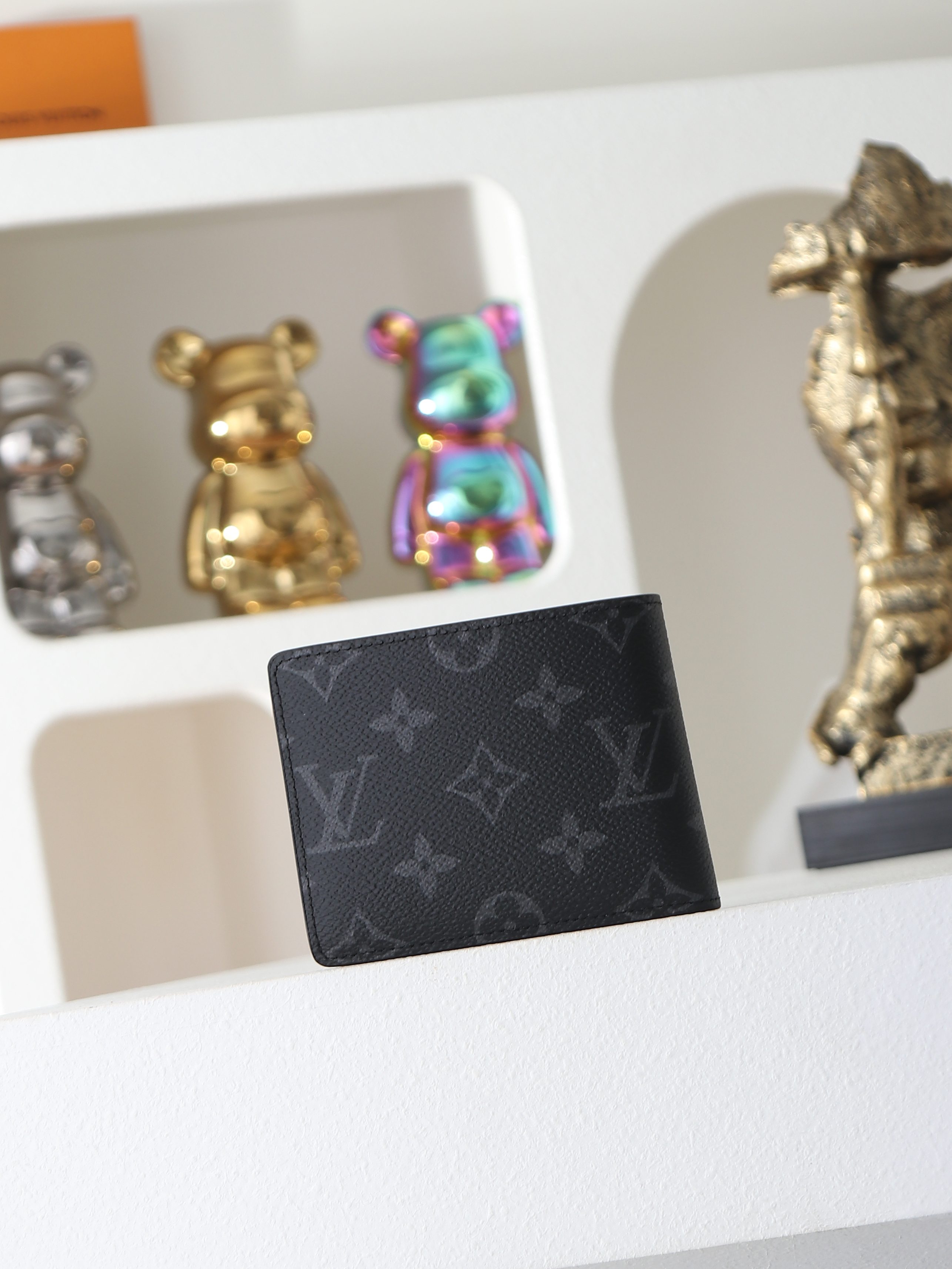 【顶级品质】 M62294 黑花 SLENDER 钱夹 由风格阳刚的Monogram Eclie帆布面料裁制而成，此款S