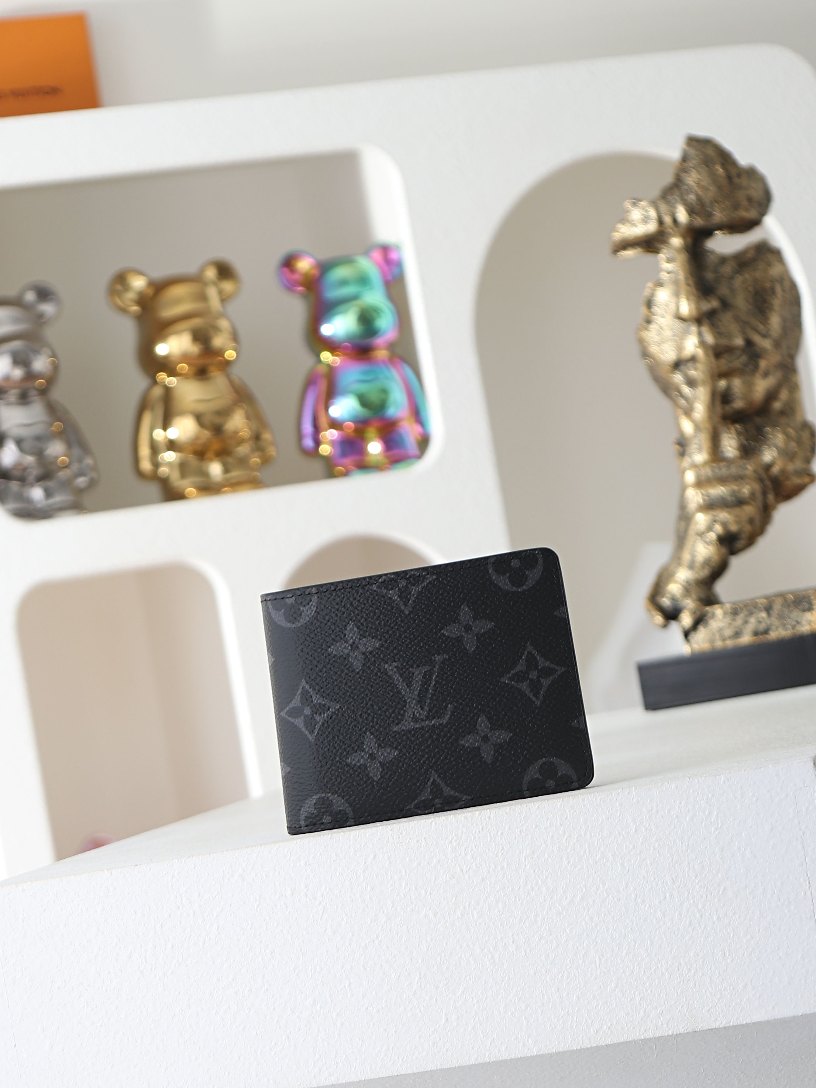 【顶级品质】 M62294 黑花 SLENDER 钱夹 由风格阳刚的Monogram Eclie帆布面料裁制而成，此款S