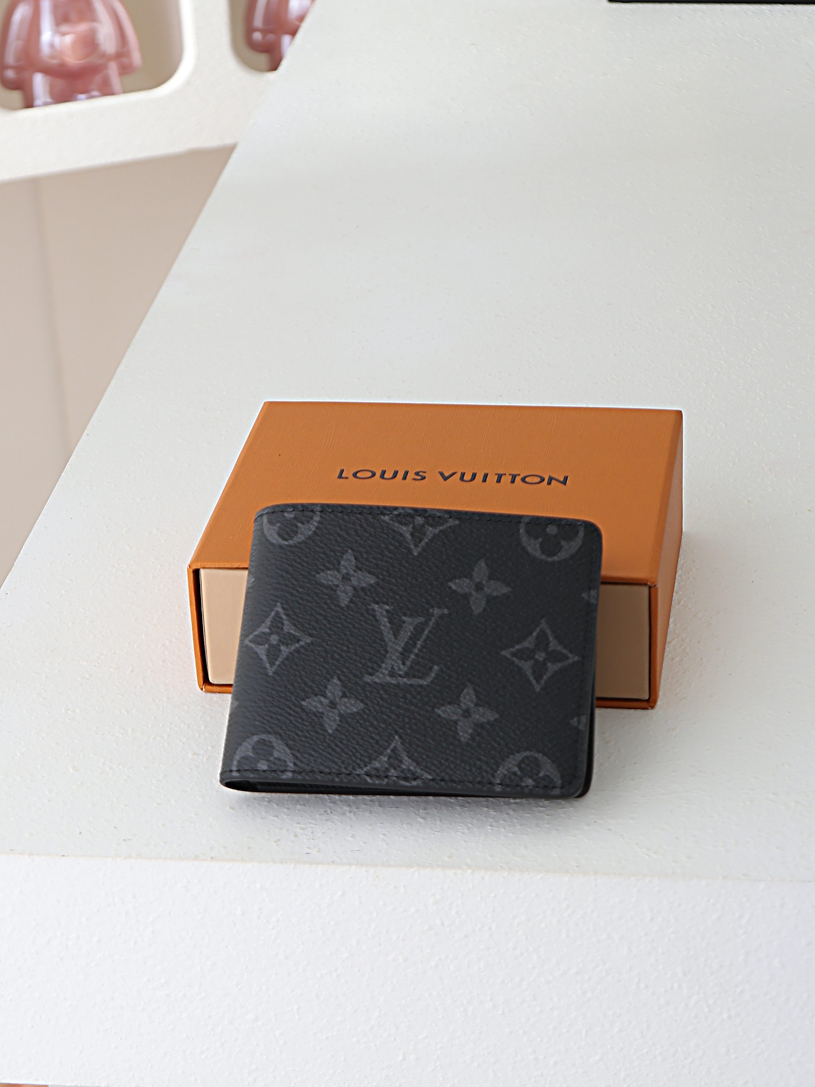 【顶级品质】 M62294 黑花 SLENDER 钱夹 由风格阳刚的Monogram Eclie帆布面料裁制而成，此款S
