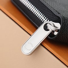 【顶级品质】 M63070 黑格 拉链零钱包 都市人提供了最理想的选择。包身精巧紧凑,可以用来装零钱、信用卡和折叠起来 【顶级品质】 M63070 黑格 拉链零钱包 都市人提供了最理想的选择。包身精巧紧凑,可以用来装零钱、信用卡和折叠起来