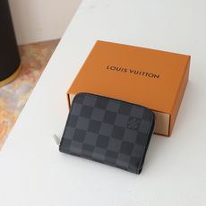 【顶级品质】 M63070 黑格 拉链零钱包 都市人提供了最理想的选择。包身精巧紧凑,可以用来装零钱、信用卡和折叠起来 【顶级品质】 M63070 黑格 拉链零钱包 都市人提供了最理想的选择。包身精巧紧凑,可以用来装零钱、信用卡和折叠起来