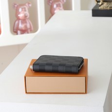 【顶级品质】 M63070 黑格 拉链零钱包 都市人提供了最理想的选择。包身精巧紧凑,可以用来装零钱、信用卡和折叠起来 【顶级品质】 M63070 黑格 拉链零钱包 都市人提供了最理想的选择。包身精巧紧凑,可以用来装零钱、信用卡和折叠起来