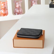 【顶级品质】 M63070 黑格 拉链零钱包 都市人提供了最理想的选择。包身精巧紧凑,可以用来装零钱、信用卡和折叠起来 【顶级品质】 M63070 黑格 拉链零钱包 都市人提供了最理想的选择。包身精巧紧凑,可以用来装零钱、信用卡和折叠起来