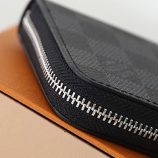 【顶级品质】 M63070 黑格 拉链零钱包 都市人提供了最理想的选择。包身精巧紧凑,可以用来装零钱、信用卡和折叠起来 【顶级品质】 M63070 黑格 拉链零钱包 都市人提供了最理想的选择。包身精巧紧凑,可以用来装零钱、信用卡和折叠起来