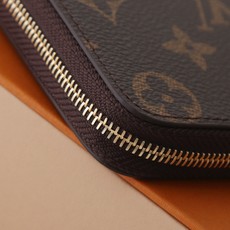 【顶级品质】 M60067 老花 拉链零钱包 都市人提供了最理想的选择。包身精巧紧凑,可以用来装零钱、信用卡和折叠起来的 【顶级品质】 M60067 老花 拉链零钱包 都市人提供了最理想的选择。包身精巧紧凑,可以用来装零钱、信用卡和折叠起来的
