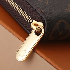 【顶级品质】 M60067 老花 拉链零钱包 都市人提供了最理想的选择。包身精巧紧凑,可以用来装零钱、信用卡和折叠起来的 【顶级品质】 M60067 老花 拉链零钱包 都市人提供了最理想的选择。包身精巧紧凑,可以用来装零钱、信用卡和折叠起来的