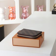 【顶级品质】 N63070 啡格 拉链零钱包 都市人提供了最理想的选择。包身精巧紧凑,可以用来装零钱、信用卡和折叠起来 【顶级品质】 N63070 啡格 拉链零钱包 都市人提供了最理想的选择。包身精巧紧凑,可以用来装零钱、信用卡和折叠起来