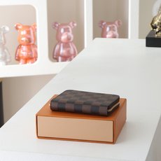 【顶级品质】 N63070 啡格 拉链零钱包 都市人提供了最理想的选择。包身精巧紧凑,可以用来装零钱、信用卡和折叠起来 【顶级品质】 N63070 啡格 拉链零钱包 都市人提供了最理想的选择。包身精巧紧凑,可以用来装零钱、信用卡和折叠起来