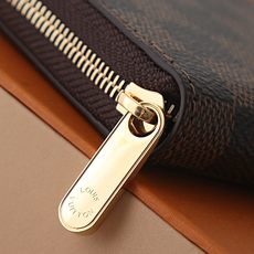 【顶级品质】 N63070 啡格 拉链零钱包 都市人提供了最理想的选择。包身精巧紧凑,可以用来装零钱、信用卡和折叠起来 【顶级品质】 N63070 啡格 拉链零钱包 都市人提供了最理想的选择。包身精巧紧凑,可以用来装零钱、信用卡和折叠起来