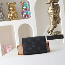 【顶级品质】 M12874 黑花 以经典 Monogram 涂层帆布制作,这款 Enveloppe Carte de V 【顶级品质】 M12874 黑花 以经典 Monogram 涂层帆布制作,这款 Enveloppe Carte de V