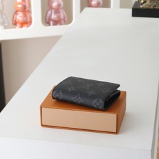【顶级品质】 M12874 黑花 以经典 Monogram 涂层帆布制作,这款 Enveloppe Carte de V 【顶级品质】 M12874 黑花 以经典 Monogram 涂层帆布制作,这款 Enveloppe Carte de V
