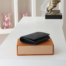 【顶级品质】 M12874 黑花 以经典 Monogram 涂层帆布制作,这款 Enveloppe Carte de V 【顶级品质】 M12874 黑花 以经典 Monogram 涂层帆布制作,这款 Enveloppe Carte de V