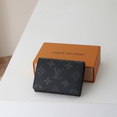 【顶级品质】 M12874 黑花 以经典 Monogram 涂层帆布制作,这款 Enveloppe Carte de V 【顶级品质】 M12874 黑花 以经典 Monogram 涂层帆布制作,这款 Enveloppe Carte de V