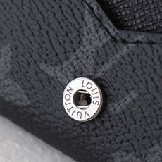 【顶级品质】 M12874 黑花 以经典 Monogram 涂层帆布制作,这款 Enveloppe Carte de V 【顶级品质】 M12874 黑花 以经典 Monogram 涂层帆布制作,这款 Enveloppe Carte de V