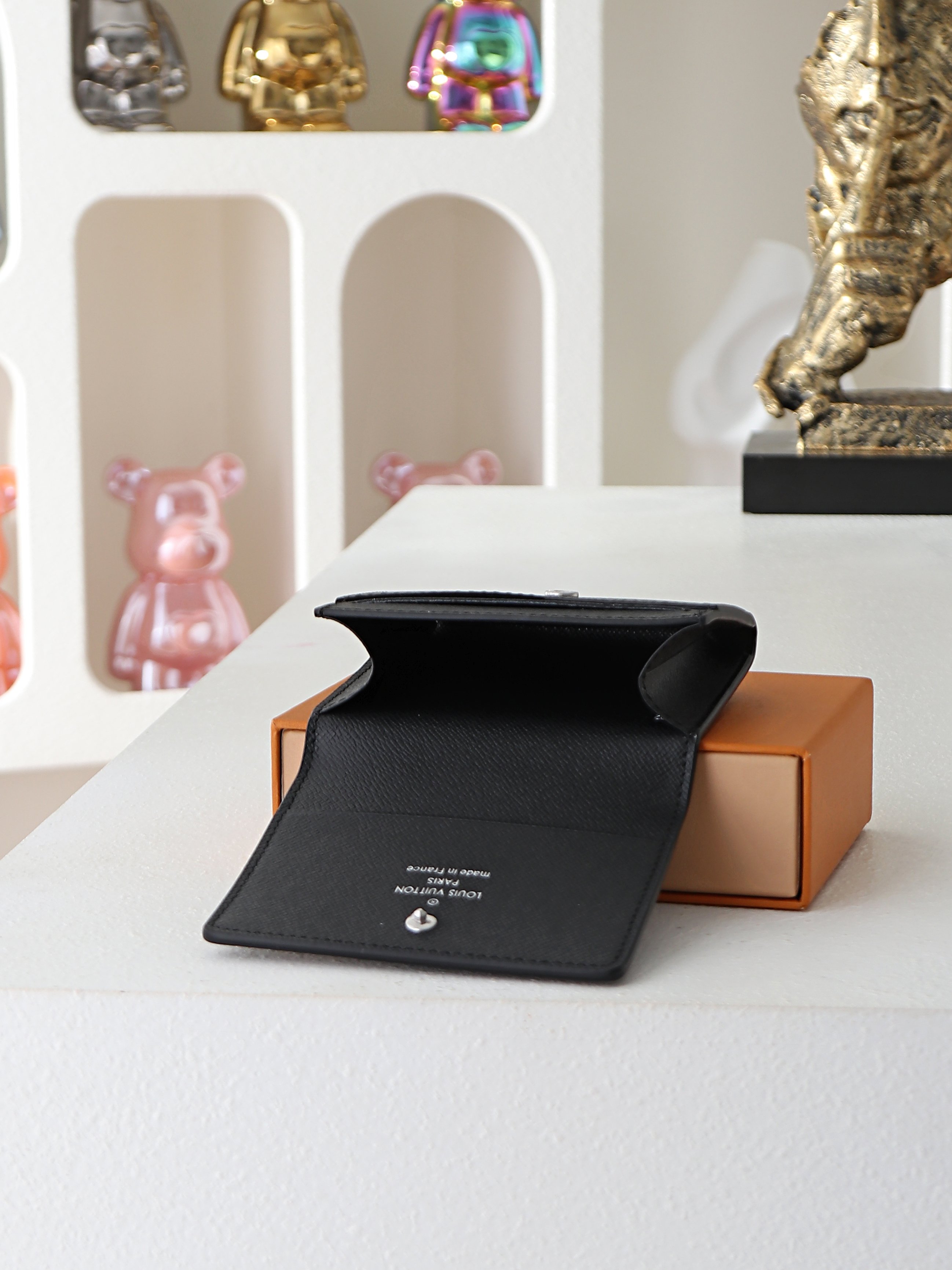 【顶级品质】 M12874 黑花 以经典 Monogram 涂层帆布制作,这款 Enveloppe Carte de V 【顶级品质】 M12874 黑花 以经典 Monogram 涂层帆布制作,这款 Enveloppe Carte de V
