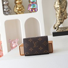 【顶级品质】 M63801 老花 以经典 Monogram 涂层帆布制作,这款 Enveloppe Carte de V 【顶级品质】 M63801 老花 以经典 Monogram 涂层帆布制作,这款 Enveloppe Carte de V