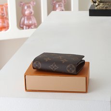 【顶级品质】 M63801 老花 以经典 Monogram 涂层帆布制作,这款 Enveloppe Carte de V 【顶级品质】 M63801 老花 以经典 Monogram 涂层帆布制作,这款 Enveloppe Carte de V