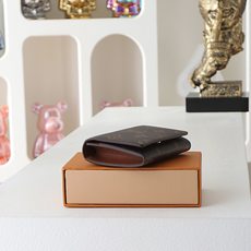 【顶级品质】 M63801 老花 以经典 Monogram 涂层帆布制作,这款 Enveloppe Carte de V 【顶级品质】 M63801 老花 以经典 Monogram 涂层帆布制作,这款 Enveloppe Carte de V