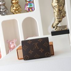 【顶级品质】 M63801 老花 以经典 Monogram 涂层帆布制作,这款 Enveloppe Carte de V 【顶级品质】 M63801 老花 以经典 Monogram 涂层帆布制作,这款 Enveloppe Carte de V