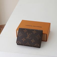 【顶级品质】 M63801 老花 以经典 Monogram 涂层帆布制作,这款 Enveloppe Carte de V 【顶级品质】 M63801 老花 以经典 Monogram 涂层帆布制作,这款 Enveloppe Carte de V