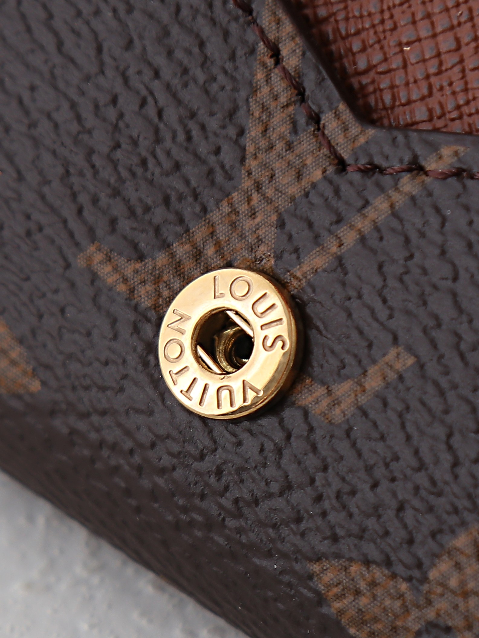 【顶级品质】 M63801 老花 以经典 Monogram 涂层帆布制作,这款 Enveloppe Carte de V 【顶级品质】 M63801 老花 以经典 Monogram 涂层帆布制作,这款 Enveloppe Carte de V