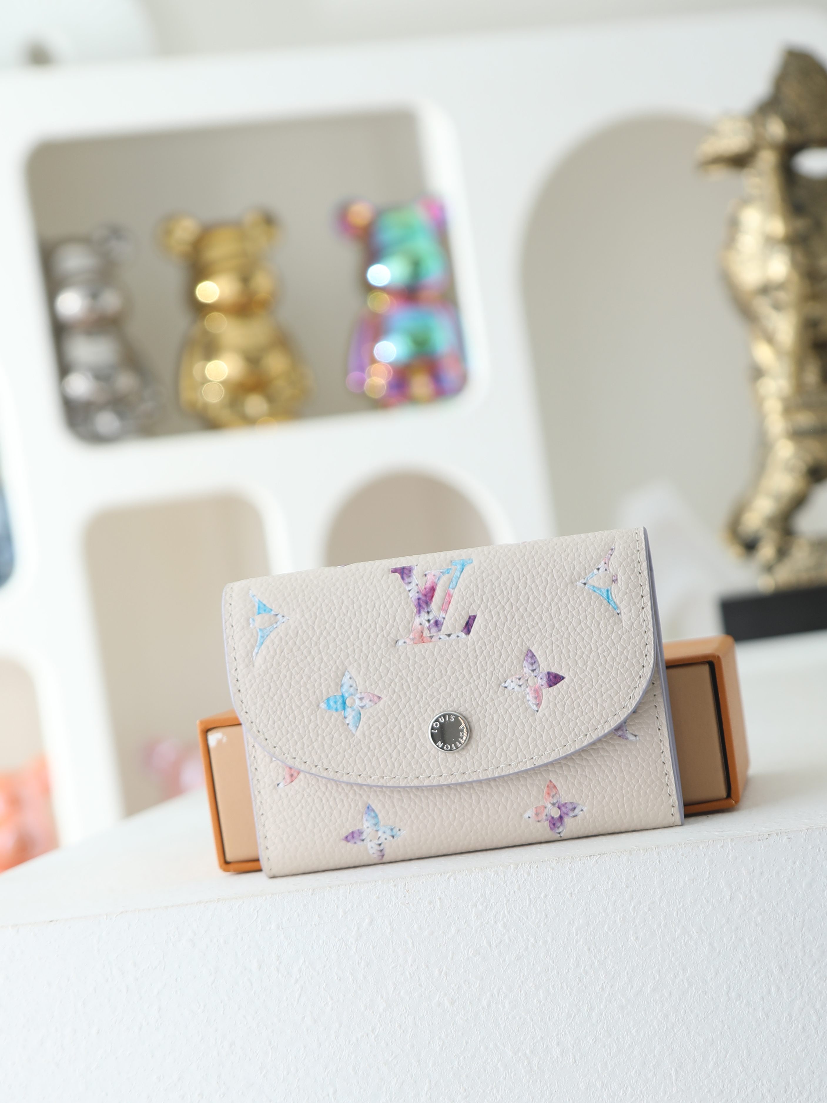 【顶级品质】 M29772 石英色 ROSALIE 零钱包!本款 Rosalie 零钱包出自 Monogram Empr 【顶级品质】 M29772 石英色 ROSALIE 零钱包!本款 Rosalie 零钱包出自 Monogram Empr