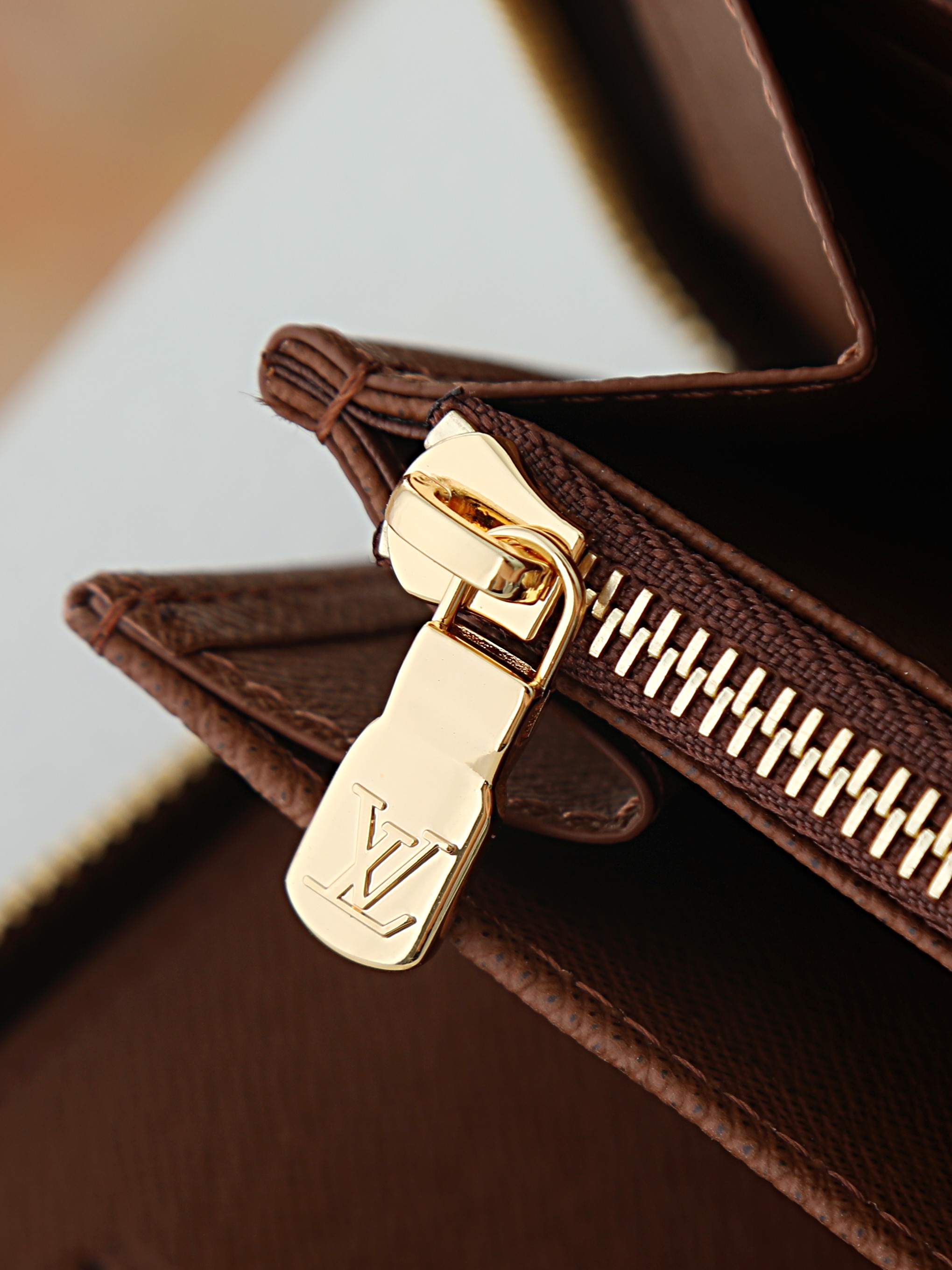 【顶级品质】 M62581 老花 Monogram帆布裁制而成的Zippy Organizer拉链钱夹,极为紧致小巧的造 【顶级品质】 M62581 老花 Monogram帆布裁制而成的Zippy Organizer拉链钱夹,极为紧致小巧的造