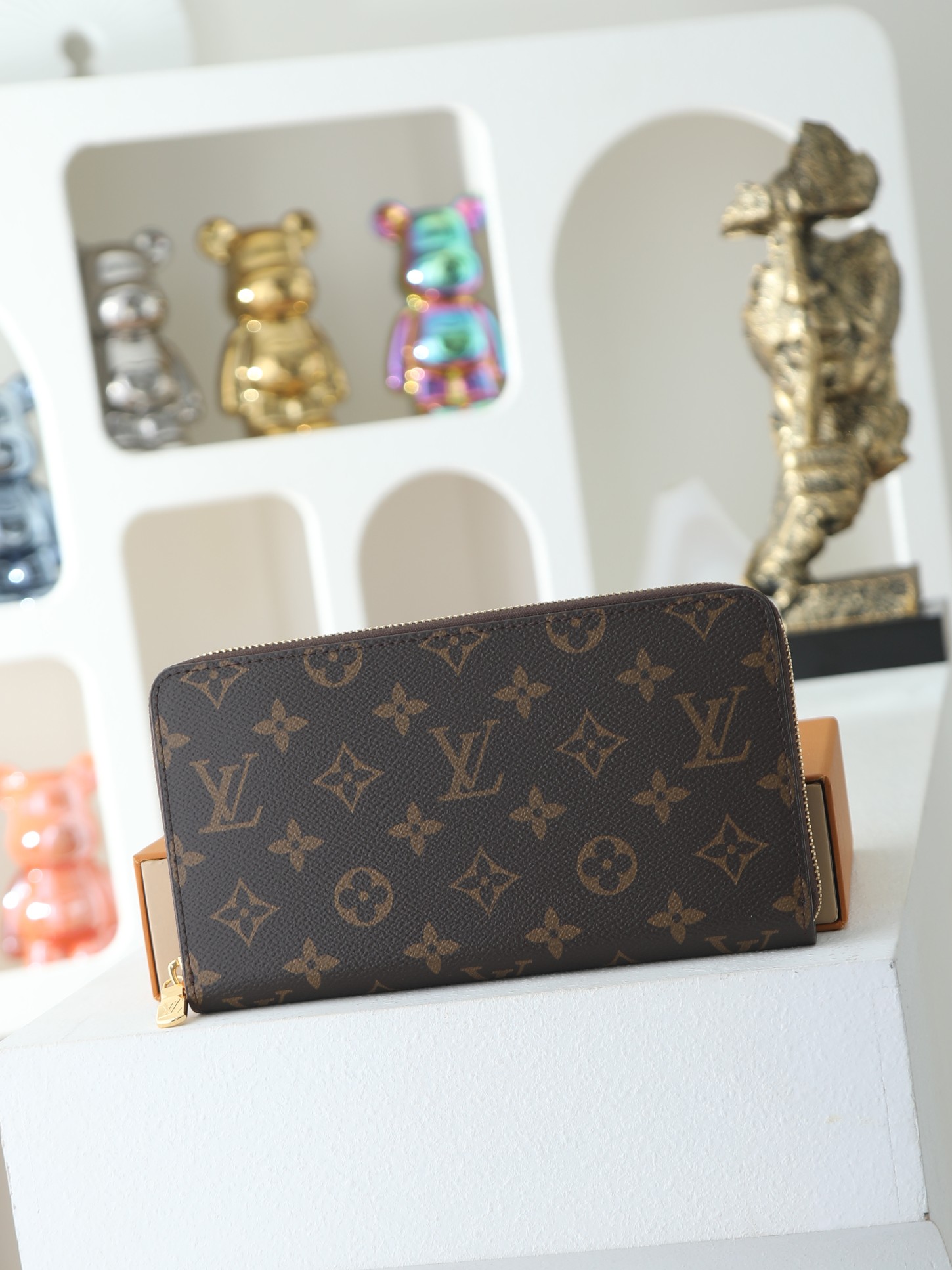 【顶级品质】 M62581 老花 Monogram帆布裁制而成的Zippy Organizer拉链钱夹,极为紧致小巧的造 【顶级品质】 M62581 老花 Monogram帆布裁制而成的Zippy Organizer拉链钱夹,极为紧致小巧的造