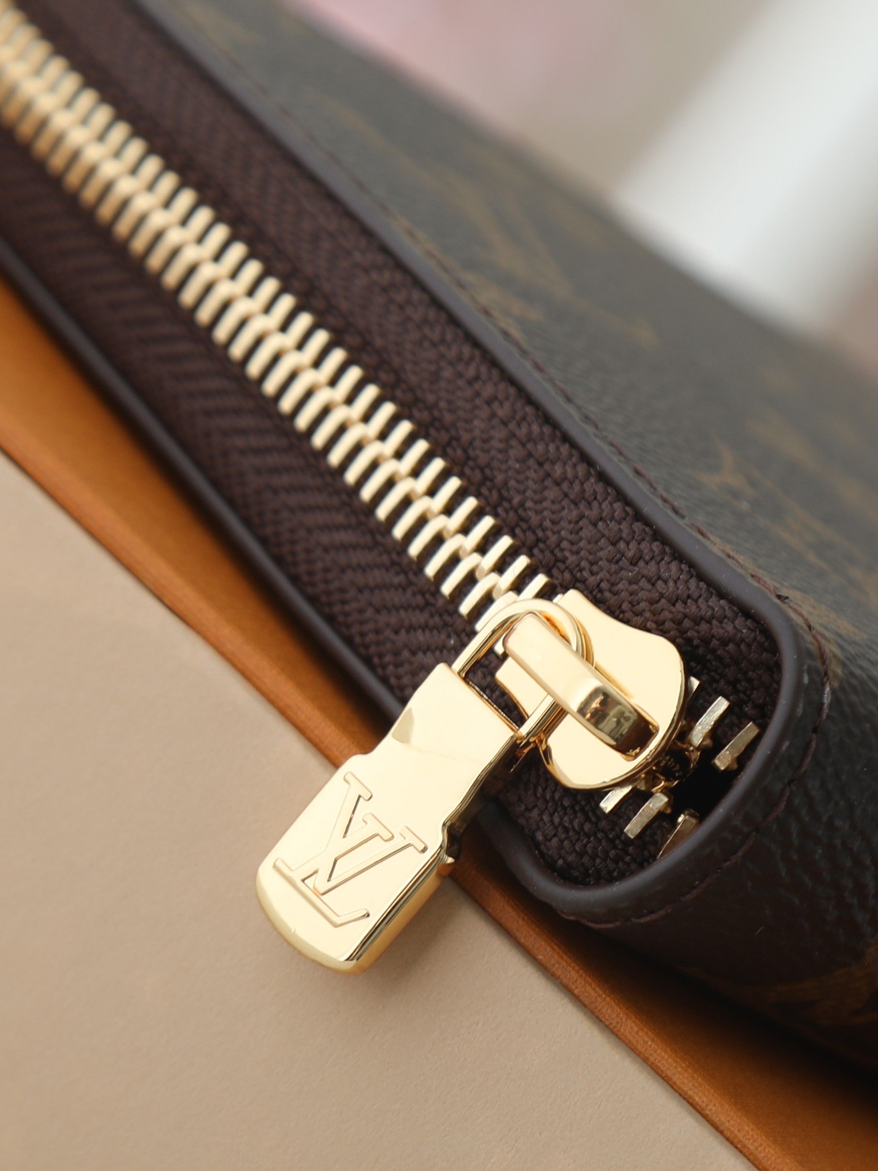 【顶级品质】 M62581 老花 Monogram帆布裁制而成的Zippy Organizer拉链钱夹,极为紧致小巧的造 【顶级品质】 M62581 老花 Monogram帆布裁制而成的Zippy Organizer拉链钱夹,极为紧致小巧的造